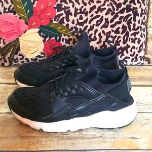 Nike black Huaraches Size 8.5 Men Size 10 Women
